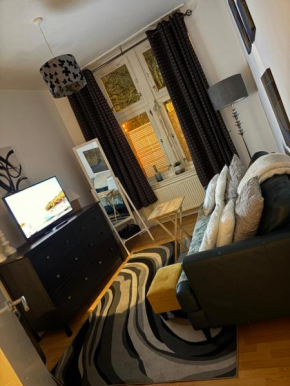 Traditional Glasgow Tenement excellent location